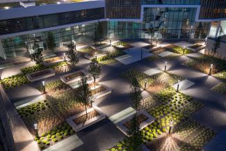 At night-time, the lighting creates a fascinating atmosphere on the roof garden. Source: Stefano Gusmeroli – MilanoFoto.it Illuminated roof garden in the courtyard at night